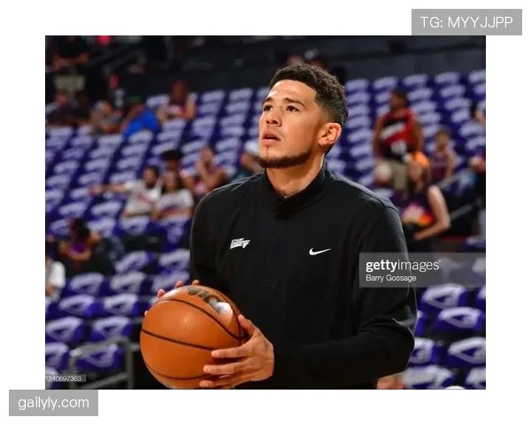 布克训练完顺手买下整条街的咖啡，店员说他连小票都不看