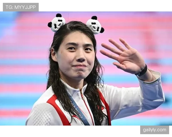 张雨霏领奖台女王范，街拍却像邻家妹子，这反差看着怪怪的