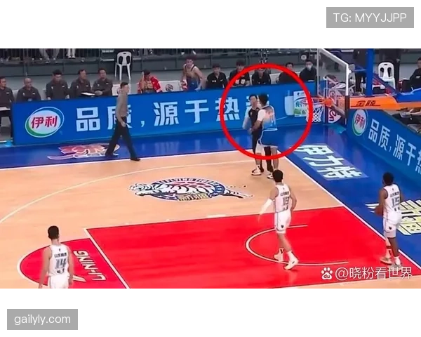 推人犯规是什么规则？篮球比赛中如何判罚推人犯规？